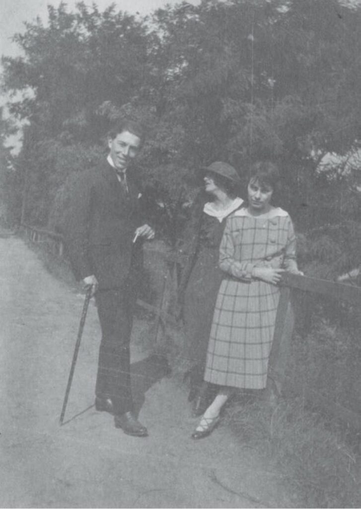 André Breton avec Simone Kahn et sa cousine Denise Kahn à Sarreguemines, septembre 1920. Photographie © succession Breton et Kahn, Collection particulière