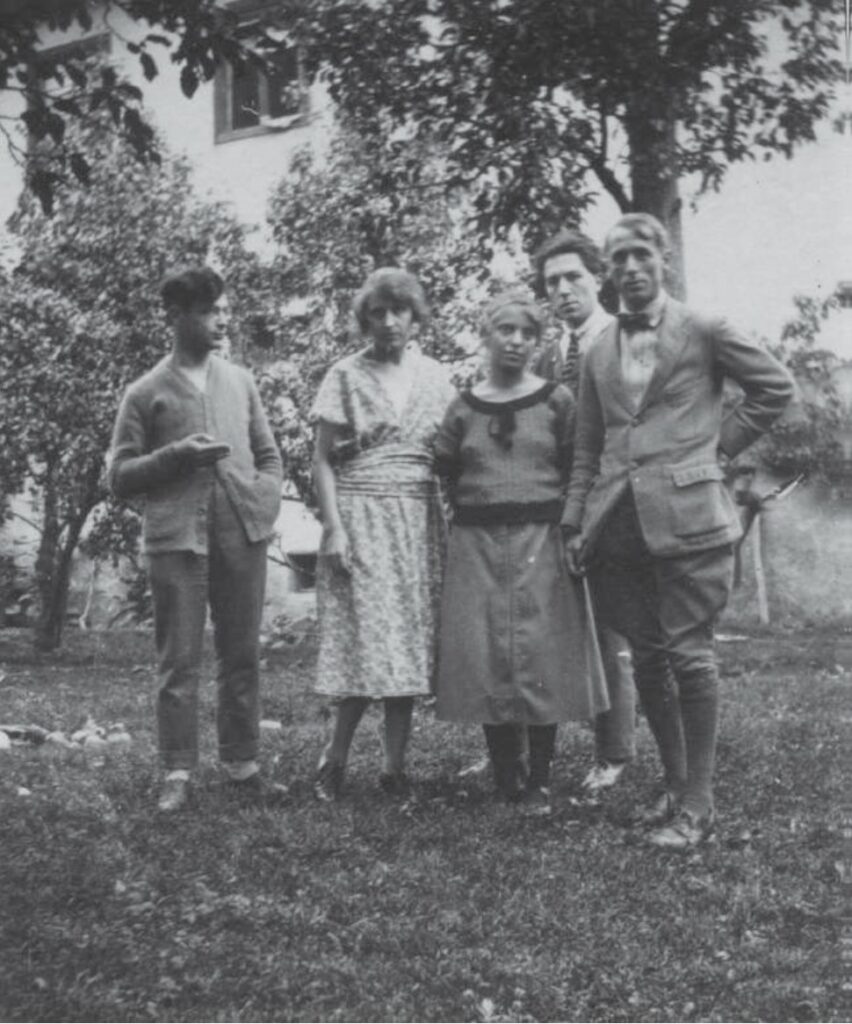 Voyage au Tyrol, automne 1921. De gauche à droite : Tristan Tzara, Maya Chrusecz, Luise Straus-Ernst, André Breton, Max Ernst. Photographie © succession Breton et Kahn, Collection particulière