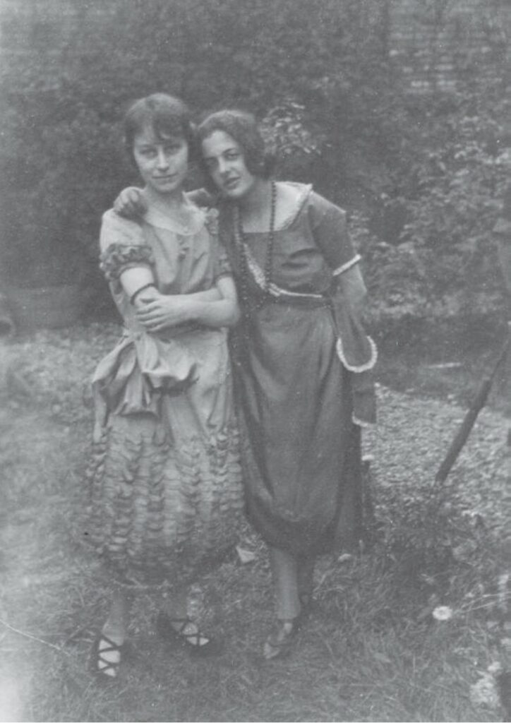 Simone et Denise à Sarreguemines, septembre 1920. Photographie © succession Breton et Kahn, Collection particulière