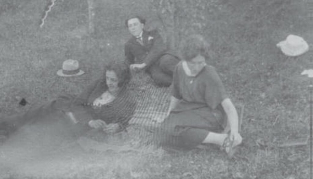 André Breton avec Simone Kahn et sa cousine Denise Lévy à Sarreguemines, septembre 1920. Photographie © succession Breton et Kahn, Collection particulière