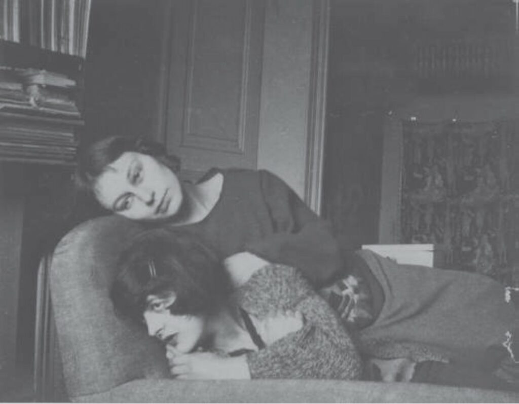 Simone Kahn et Denise Lévy dans l’atelier du 42, rue Fontaine, vers 1924-1925. Photographie © succession Breton et Kahn, Collection particulière