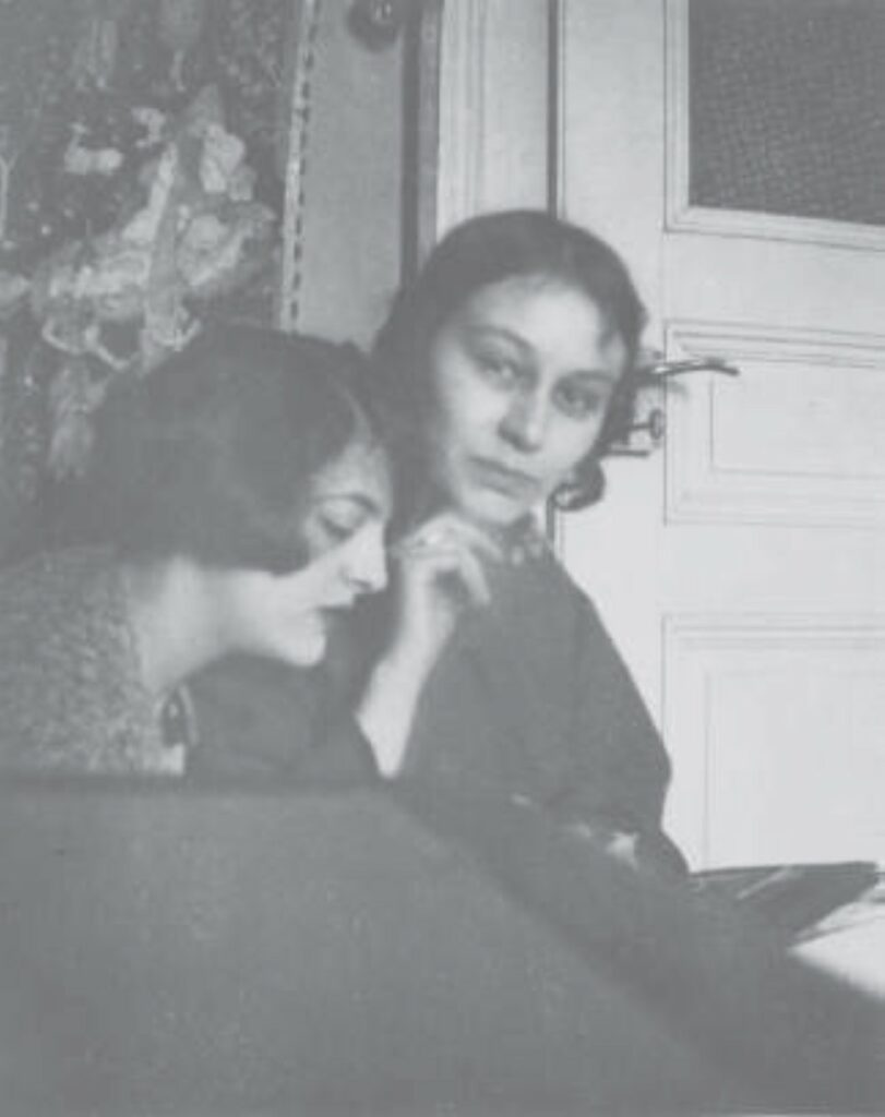 Simone Kahn et Denise Lévy dans l’atelier du 42, rue Fontaine, vers 1924-1925. Photographie © succession Breton et Kahn, Collection particulière