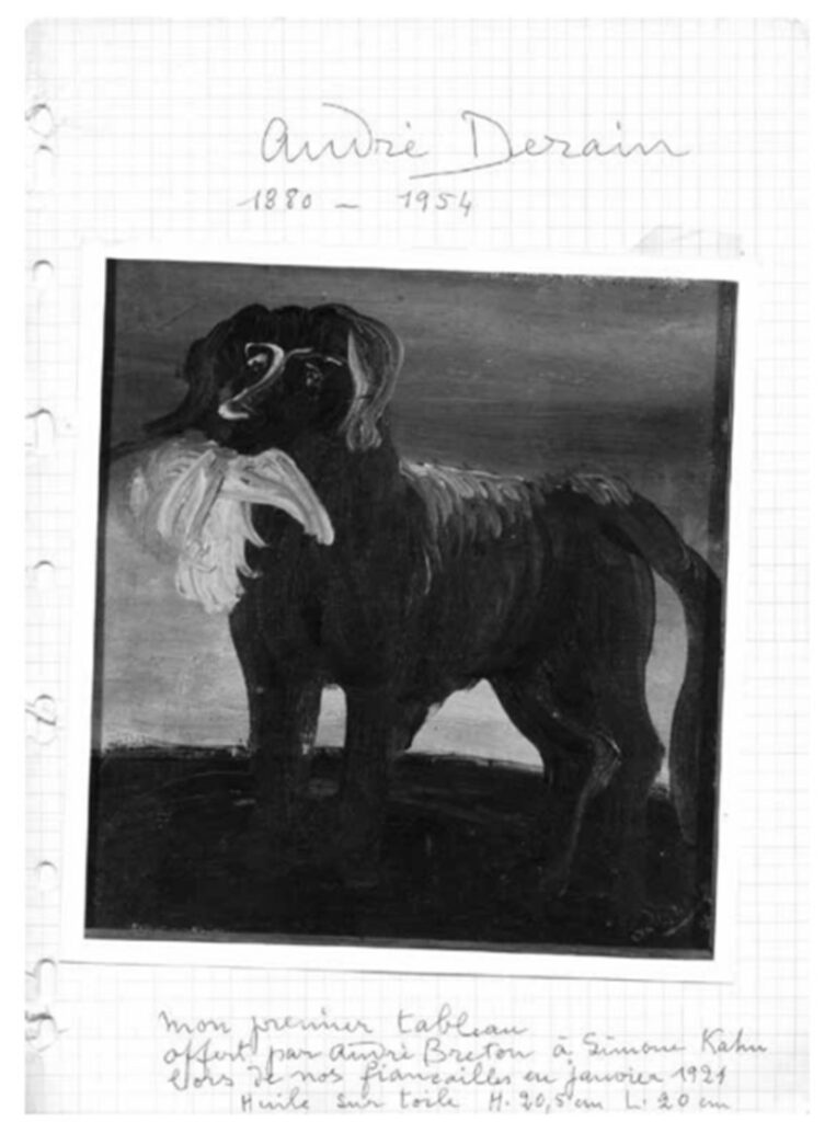 Simone Collinet, « Mon premier tableau », page extraite du catalogue de la collection personnelle de Simone Collinet, s. d., photographie, papier, encre bleue (œuvre reproduite : André Derain, « Chien tenant un oiseau dans sa gueule », vers 1921, huile sur toile, 20,5 x 20 cm, coll. part.).Photographie © Collection particulière
