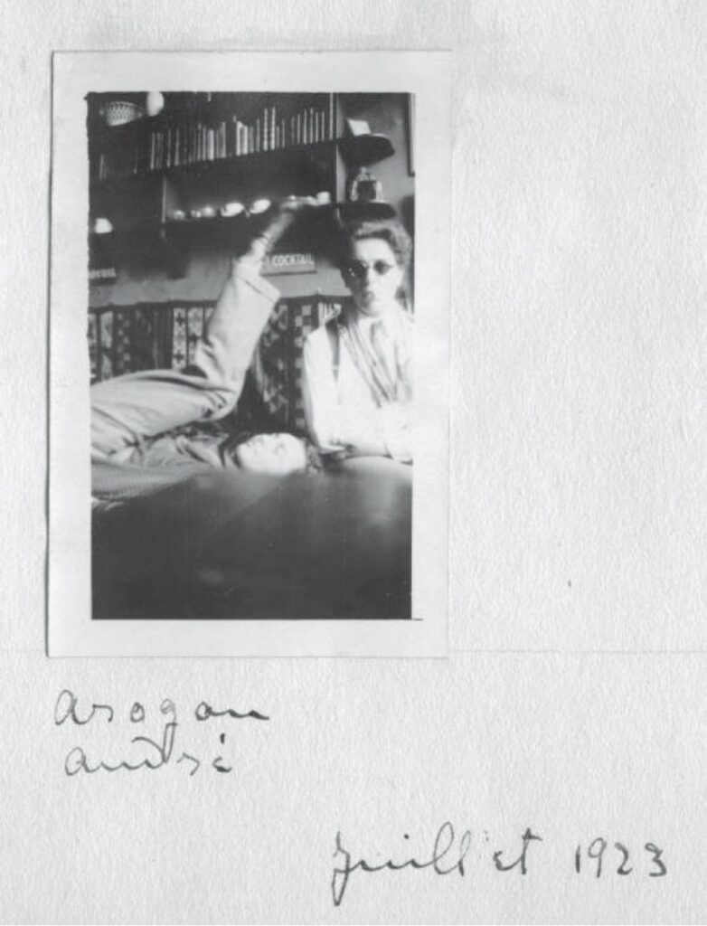 Louis Aragon et André Breton dans l’atelier du 42, rue Fontaine, juillet 1923. Album de Simone Kahn, épreuve photographique, papier, encre noire.Photographie © succession Breton et Kahn, Collection particulière
