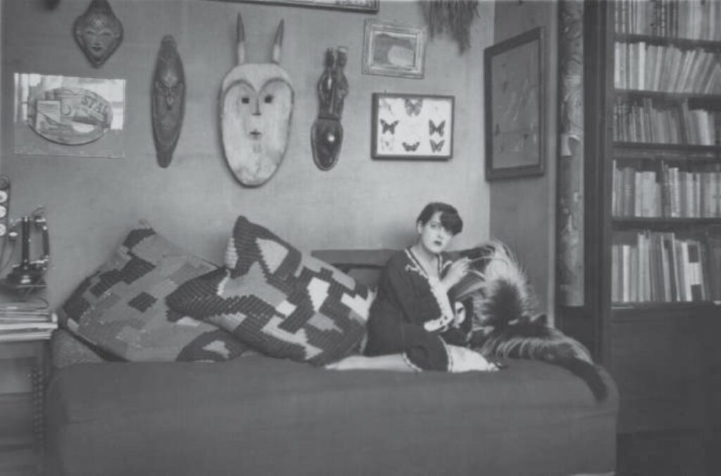 Simone Kahn dans l’atelier du 42, rue Fontaine, vers 1927. Photographie © succession Breton et Kahn, Collection particulière