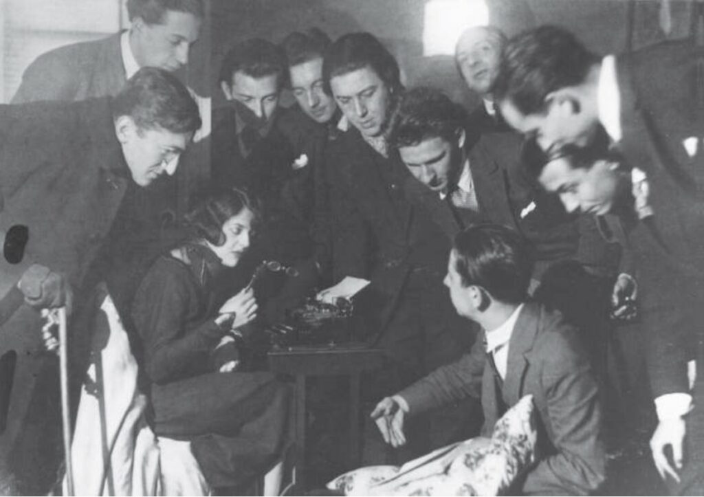 Man Ray, au Bureau de recherches surréalistes, décembre 1924, photographie. De gauche à droite (de haut en bas) : Morise, Vitrac, Boiffard, Éluard, Breton, Naville, De Chirico, Baron, Soupault, Simone Kahn, Desnos © Man Ray 2015 Trust / Adagp, Paris, 2025