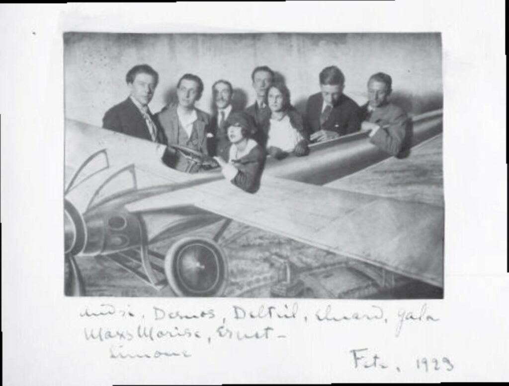 De gauche à droite : André Breton, Robert Desnos, Joseph Delteil, Simone Kahn, Paul Éluard, Gala Éluard, Max Morise, Max Ernst à la foire de Montmartre, 1923. Photographie © Collection particulière